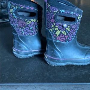Size 9 girls bogs